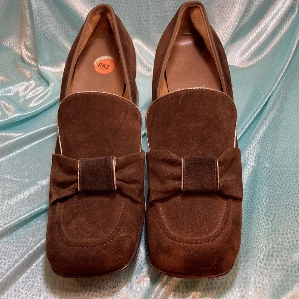 Vintage 70’s brown suede w/gold edge block heel pumps.‎ “Kushins”. 3. Size 6n